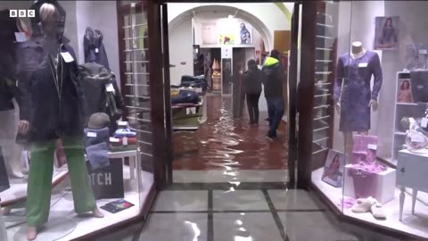 Pisa floods as Storm Ciarán strikes Tuscany