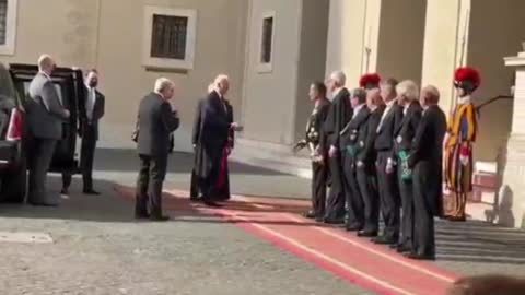 No masks, no social distancing for Joe and Jill Biden in Vatican.