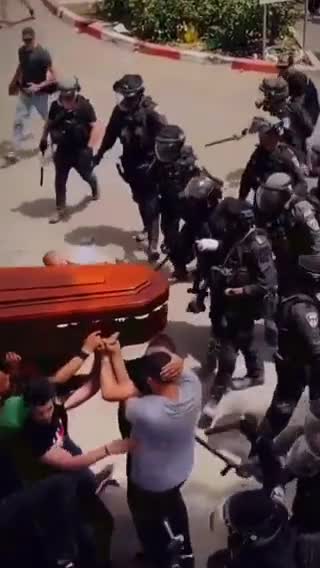 Manganellano il corteo funebre della giornalista di AlJazira uccisa da in cecchino israeliano..