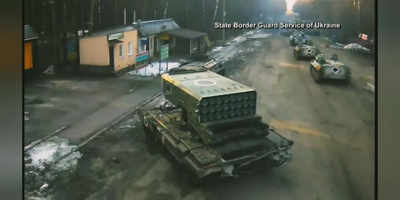 Raw Video | Russian tanks seen entering Ukraine