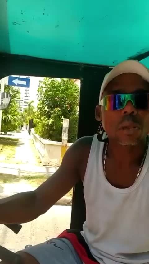 “Le estoy diciendo que este servicio es ilegal”, mujer a conductor de bicitaxi