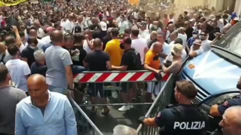 Italy: Italians celebrate announcement that PM will resign (July 14, 2022)