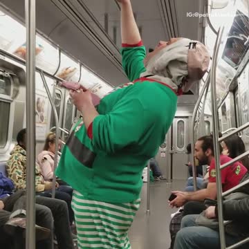 Green shirt elf jollycat sings on subway
