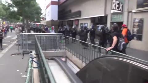 FRANCÚZSKA polícia zatlačená k ústupu