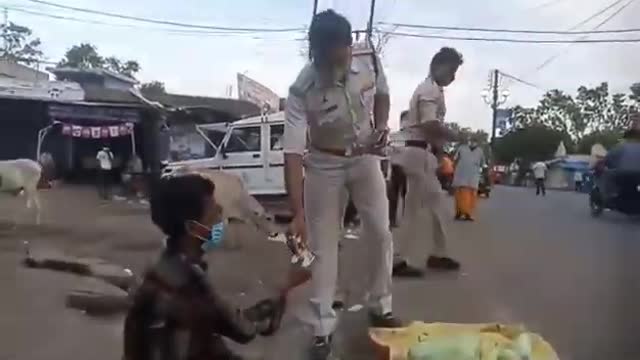 salute to Indian police| Helping a poor Man|❤️❤️