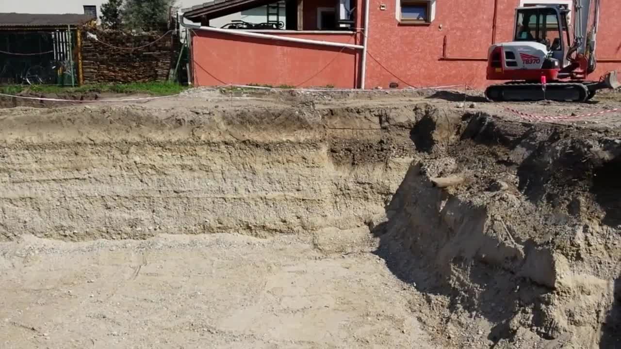 Veľká diera vedľa domu Senec 08.09.2021