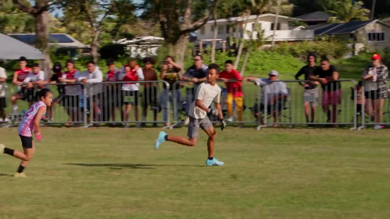 11 YEAR OLD GIRL EMBARRASES FOOTBALL PLAYERS! (Hawaii 1on1’s)