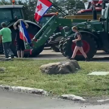 Quebec farmers with Canadian and Dutch flags (July 23, 2022)