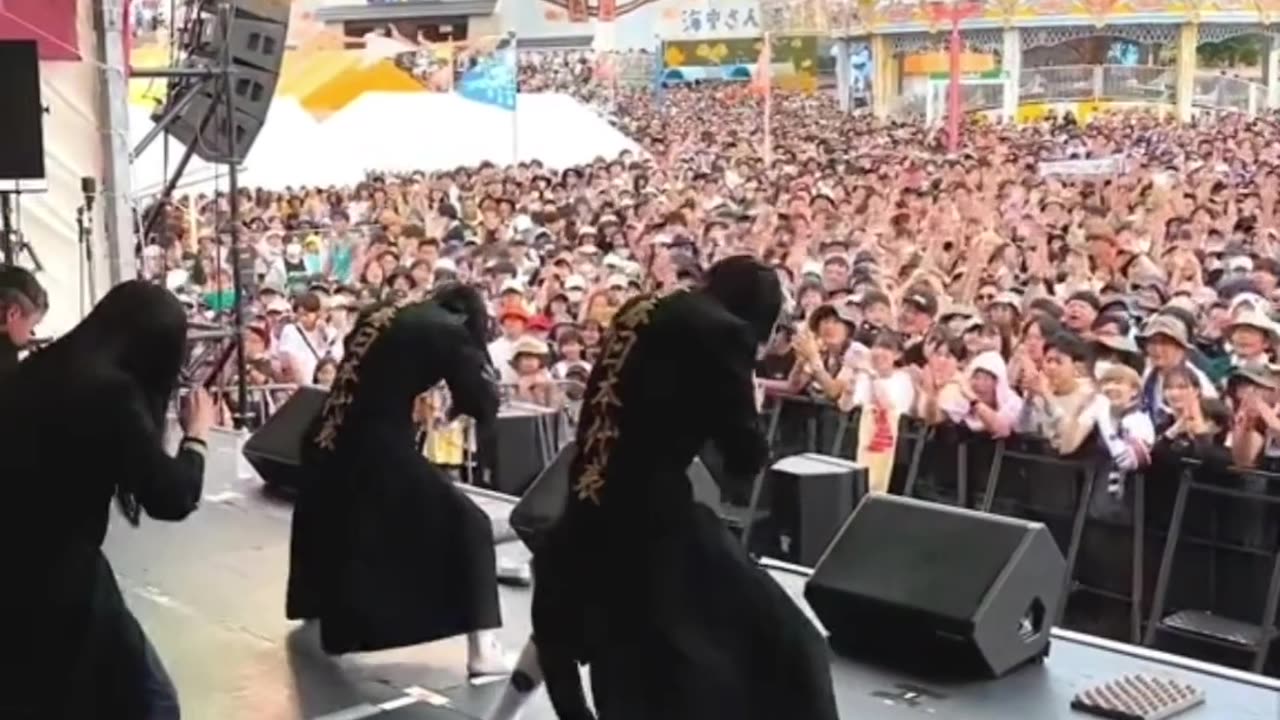 dancing # crowed
