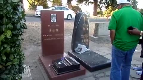 BRUCE LEE AND BRANDON LEE GRAVE. RIP