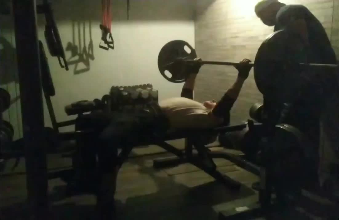15yr old benching 135 for 30 reps