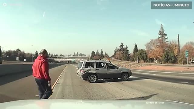 Jeep descontrolado atravessa estrada em marcha ré