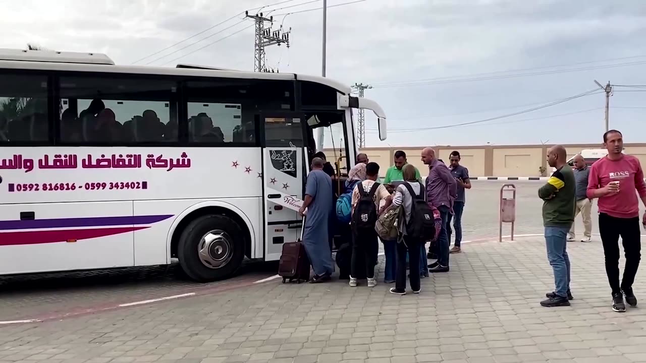 Evacuees arrive at Gaza border crossing with Egypt