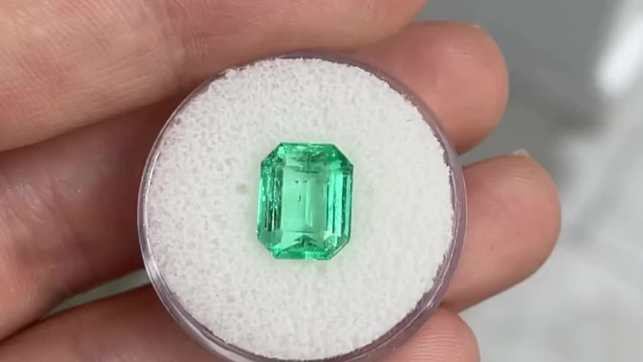 Astrological VS clarity 3.26 CT light green loose Colombian emerald Earth mined gemstone price