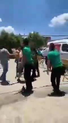 قام المواطنون في البرازيل بضرب عمدة توريتاما الذي فرض جوازات سفر اللقاح