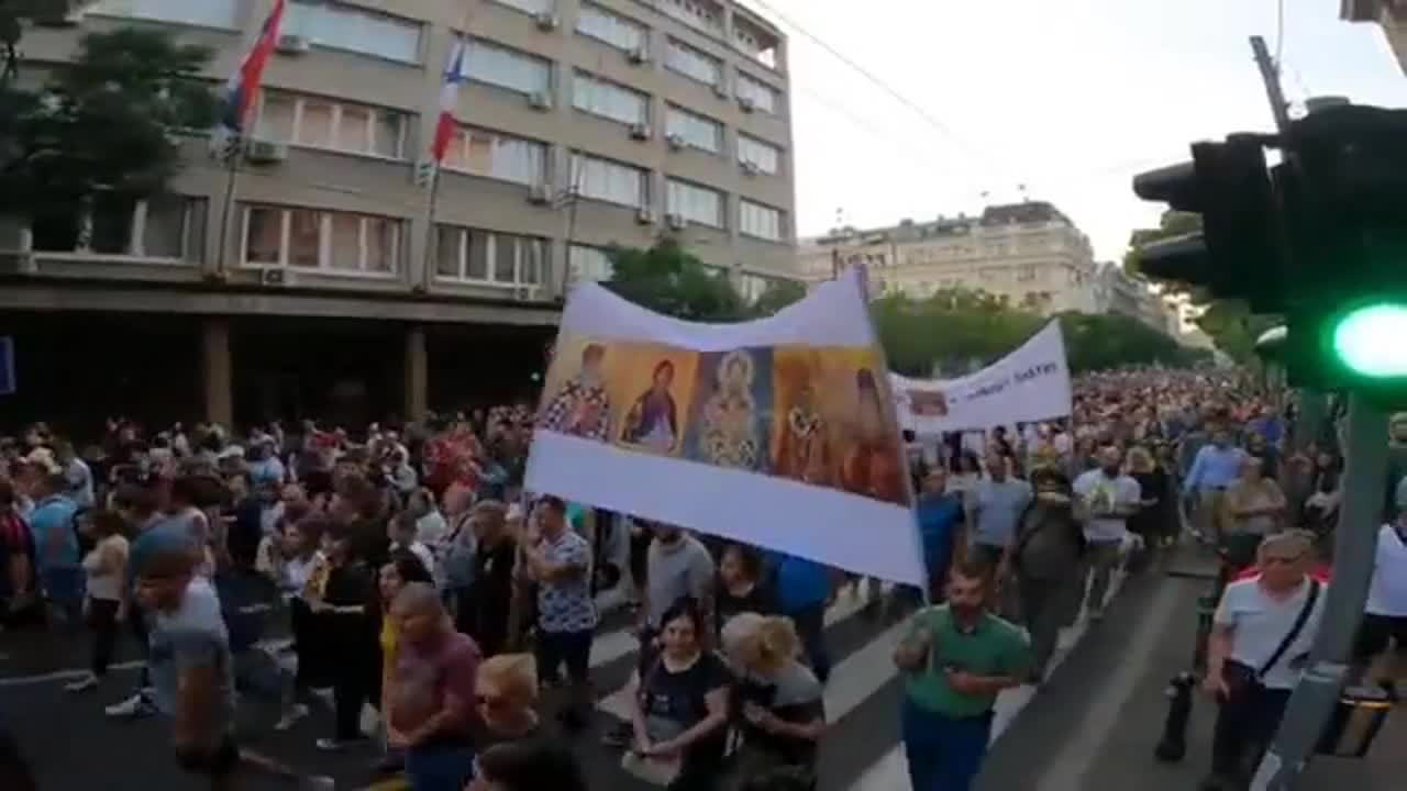 Thousands of people in Serbia March demanding the cancellation of "Euro pride".