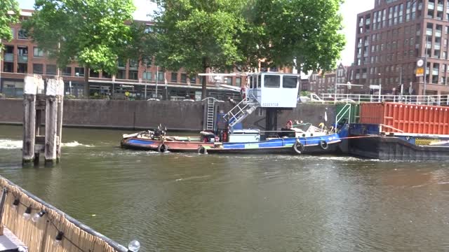 File van 16 vrachtwagens vaart langs restaurant Soif in Delfshaven mooi uitzicht