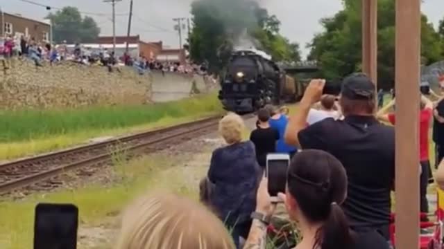 o trem chegando maria fumaca