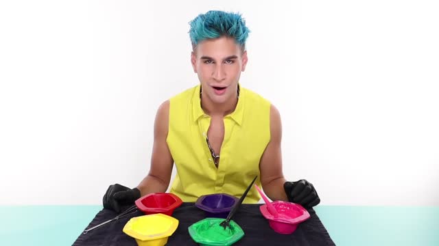 New Pro Hairdresser Tries to Follow A Highlighter Hair Coloring Tutorial