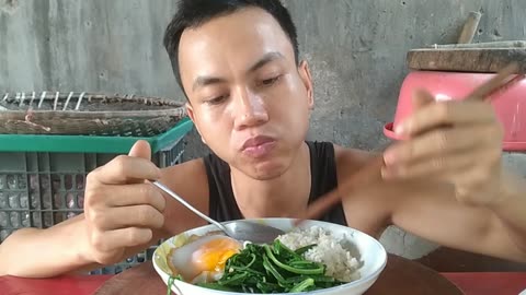 Eat vegetable rice and fried eggs