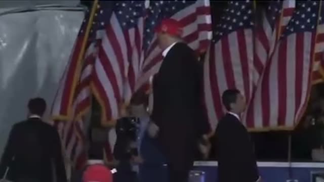 Texas: Trump Rallye 22.10.2022 Air Q in Front of 17 Flags!