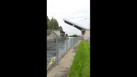 How the bridge opens