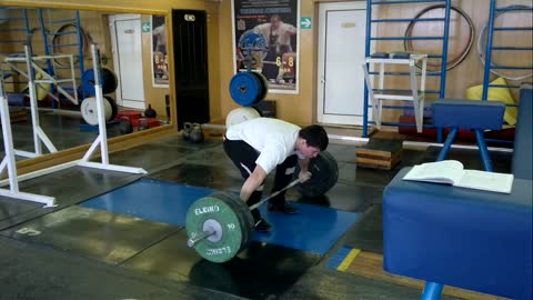 Power snatch in weightlifing