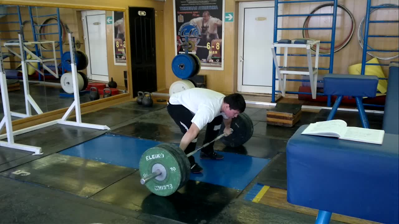 Power snatch in weightlifing