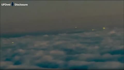 Des images montrent un OVNI triangulaire dans le ciel (Images show triangular UFO in the sky) 12_24