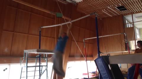 Knees hit pole during gymnastics run