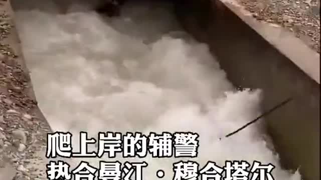 China: police rescue 11 year old from drowning in river