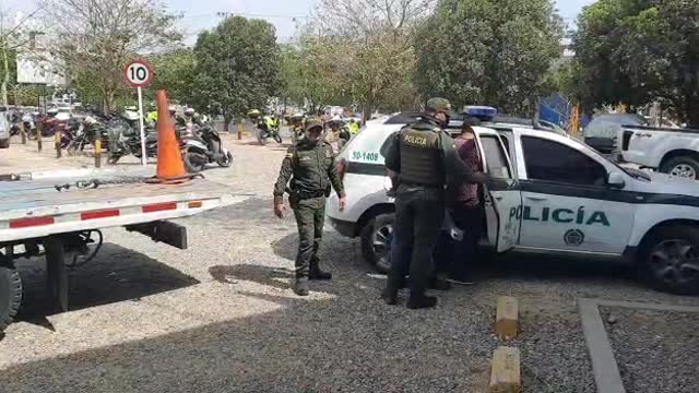 Capturados robando con grua