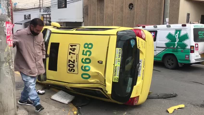 Video: Un carro volcado y dos heridos dejó fuerte choque en Bucaramanga