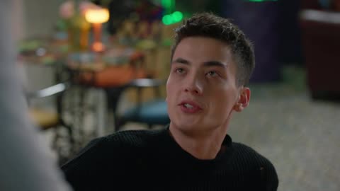 Sarp provoca a Ömer y el joven Eren acaba perdiendo su trabajo en el club como camarero