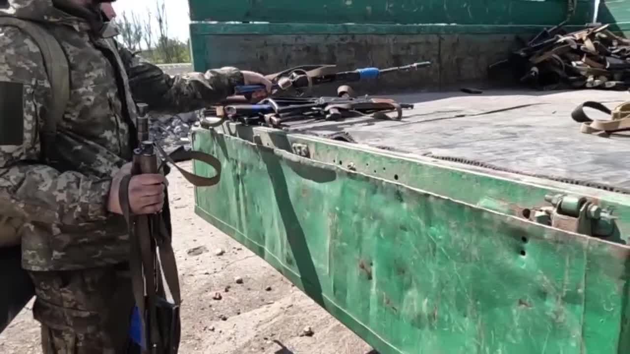 Militantes Azov entregando armas às forças russas