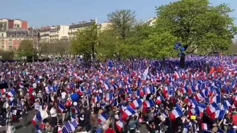 Éric Zemmour supporters turn Paris into a sea of red, white and blue.