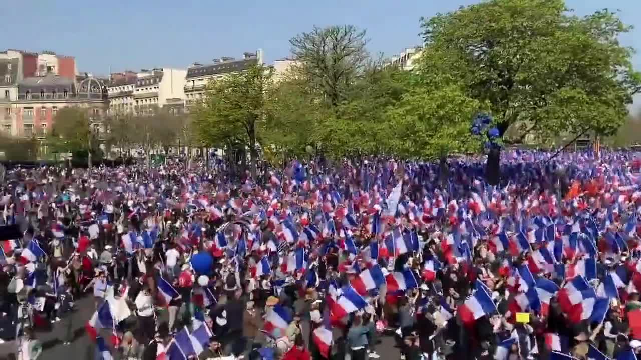 Éric Zemmour supporters turn Paris into a sea of red, white and blue.