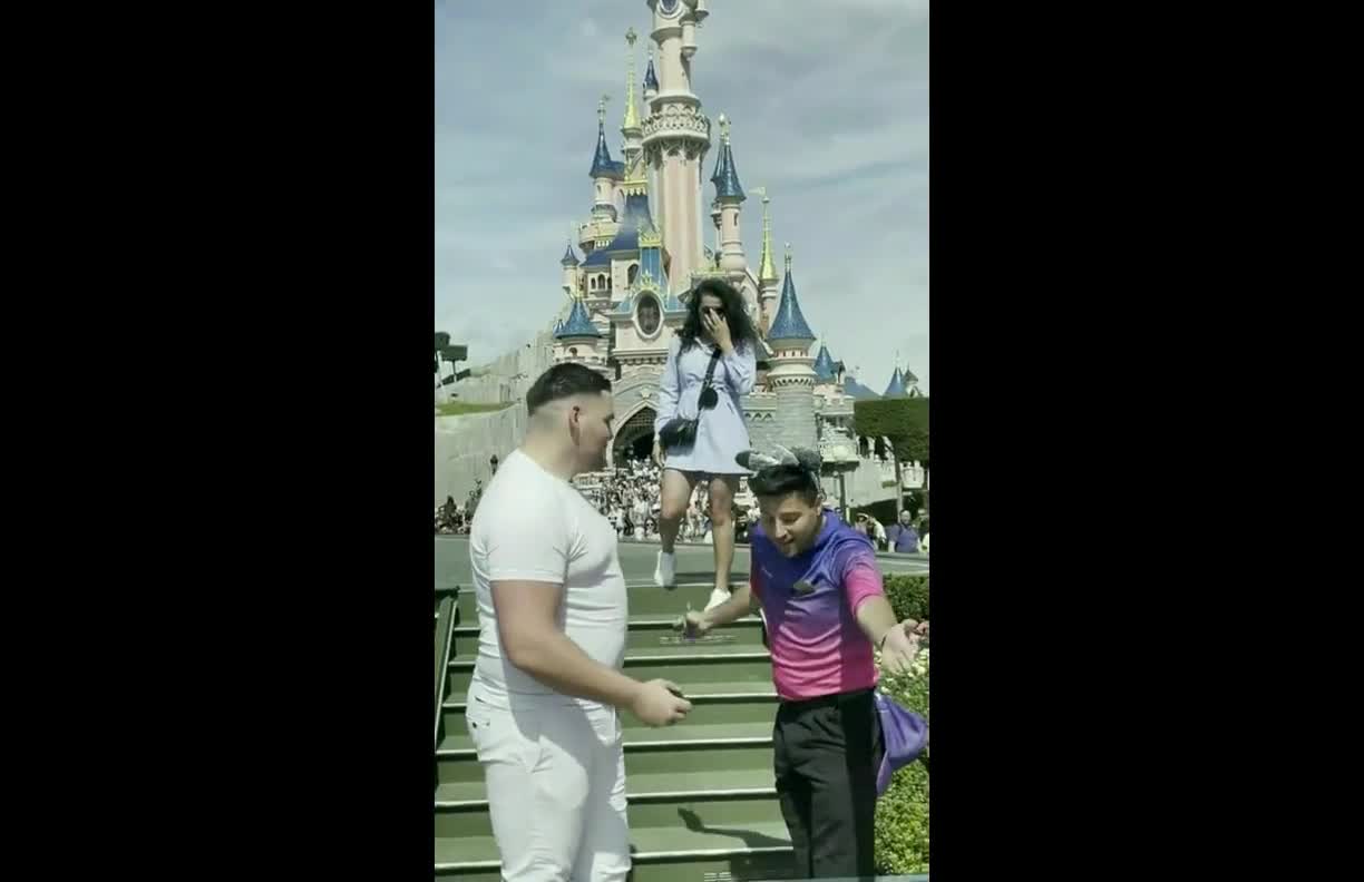 🎥 A Disney employee in Paris RUINED this couple's wedding proposal.