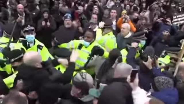 cops being shoved around Great Britain: London said NO to Covid madness!