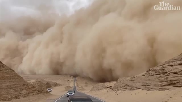 Huge sandstorm chases tourists in China