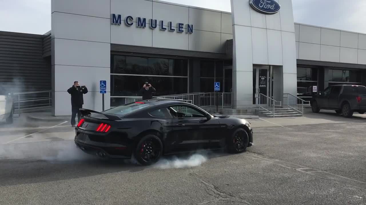 Shelby GT350R Break-in Burnout