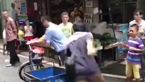 China's city administration enforces the law.中国的城市管理部门执法。