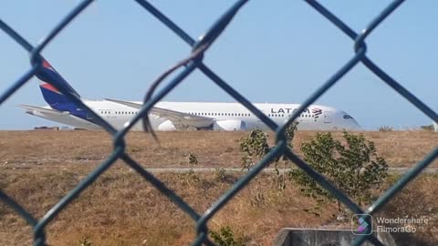 Boeing 787-9 CC-BGF taxia e decola de Fortaleza para Miami