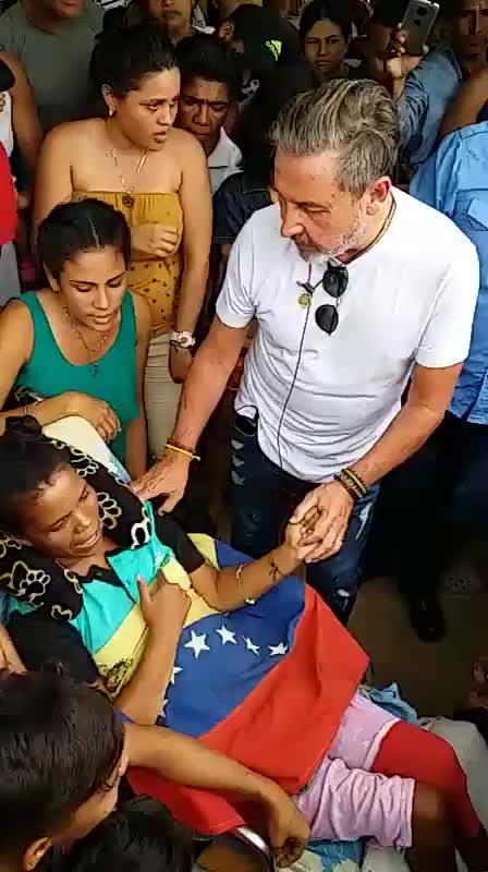 Ricardo Montaner visitó a venezolanos que viven en la Terminal de Barranquilla