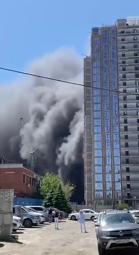 🔥In Volgograd (russia 😈), the unfinished residential complex "Urban" is on fire.