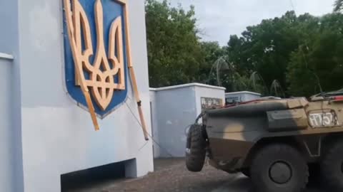 Russian forces remove Ukrainian symbol in Kherson