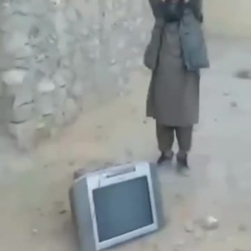 Talibanes destruyen televisores de afganos