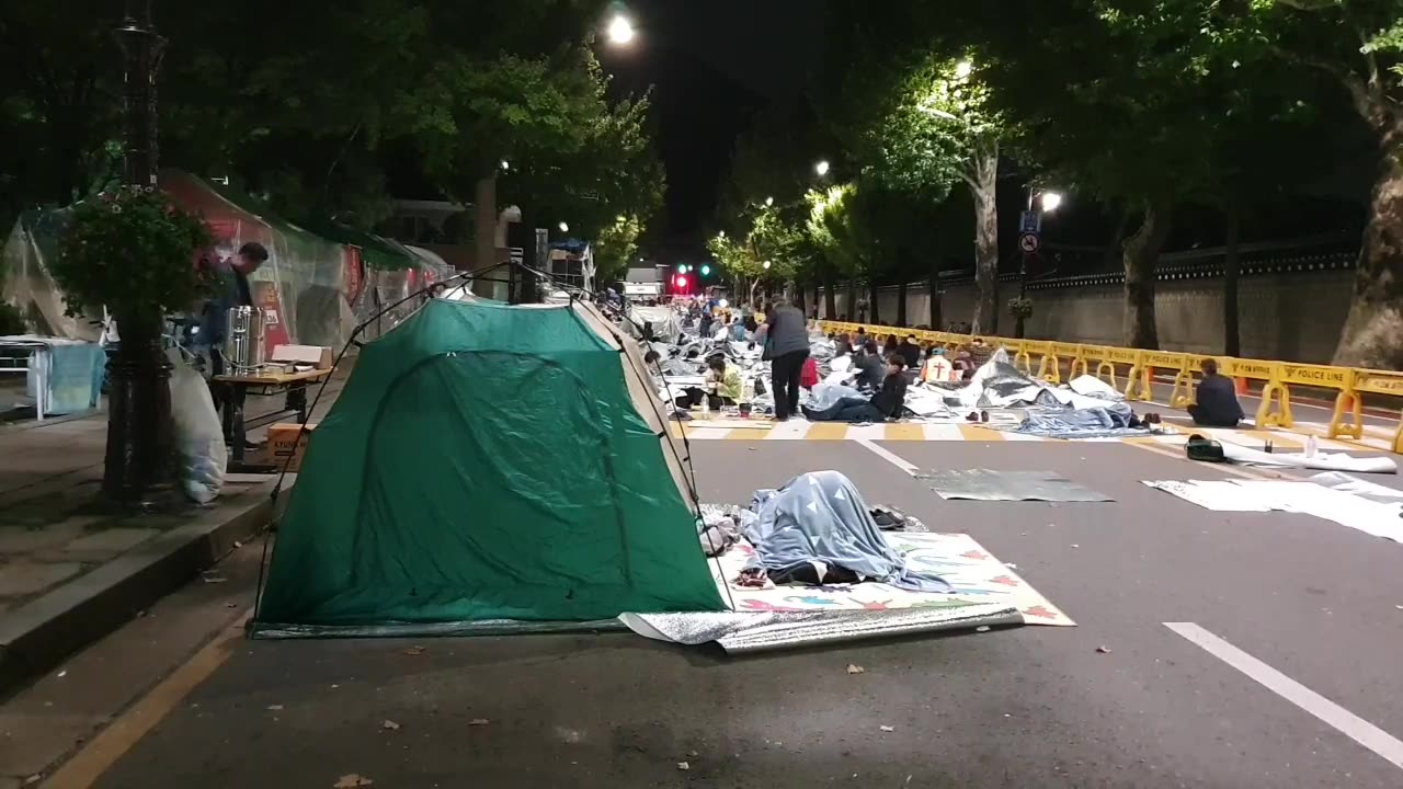 20191023_V3_S03(IA5Un6VRwBk)대한문 목사님의 청와대앞 외침후 비가 서서히 내리기 시작하다