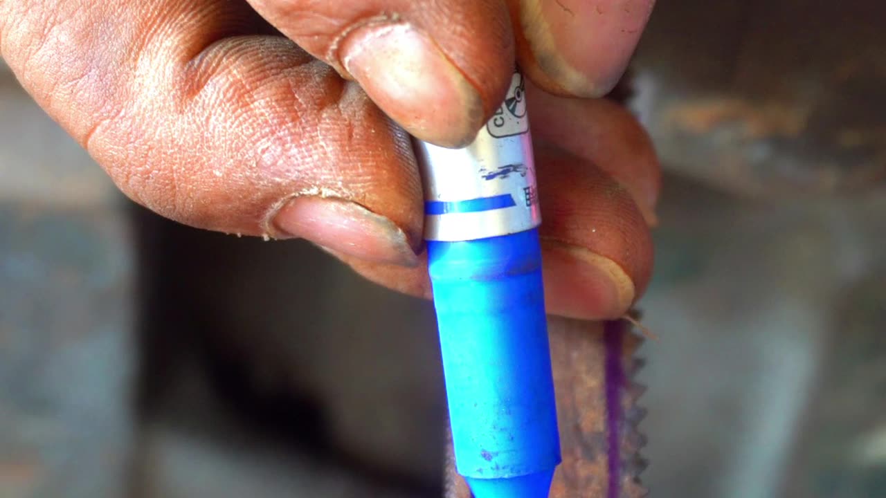 How to make a Scratch Awl from Old Saw #shorts #scratchawl #awl #oldsaw #lifehacks #diy