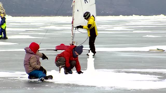 Gliding on ice - Baikal hosts ice sailing cup